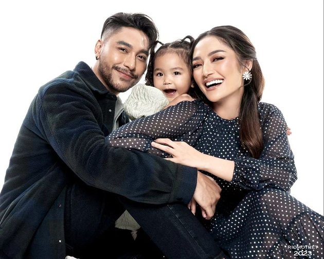 Family Goals! Siti Badriah and Krisjiana Baharuddin Do Family Photoshoot - Xarena is So Adorable