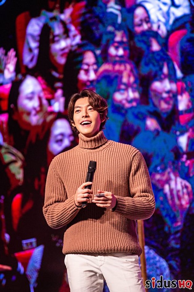 Fan Meeting, Kim Woo Bin Gives Fans a Photo When His Hair is Still Long