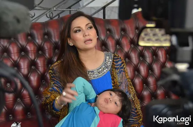Nia Daniati - Farhat Abbas