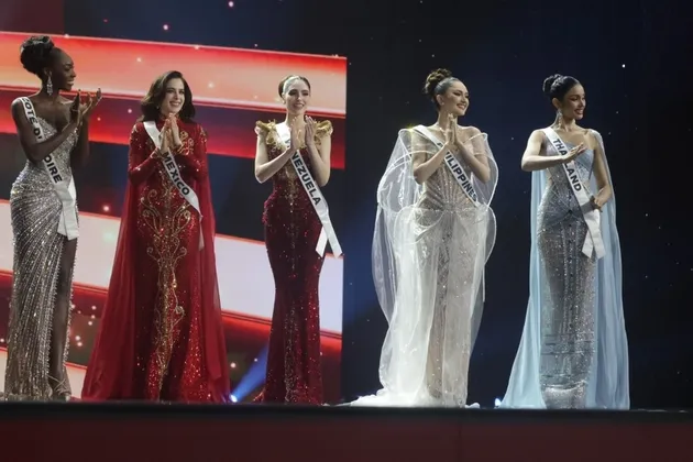 Miss Universe Mexico bersama kontestan lain