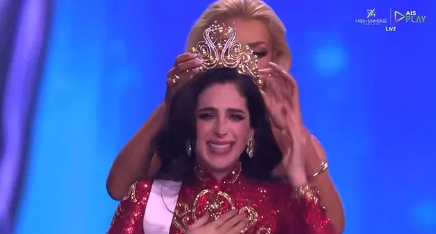 Momen crowning Miss Universe 2025