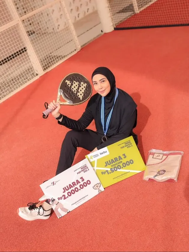 Fenita Arie Duduk di Lapangan