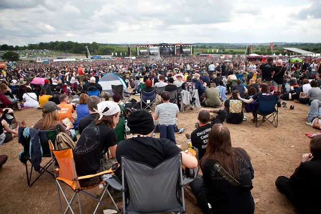 Beginilah pemandangan Download Festival dari kejauhan. Dari jarak sekian pun, gaungnya masih tetap terasa.