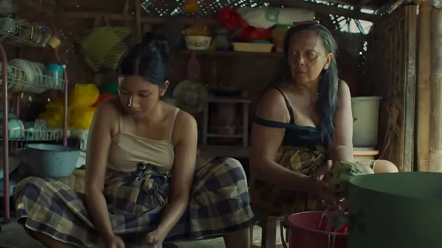 Christine Hakim berperan sebagai Maya di film Pangku