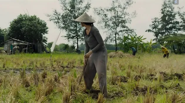 Sartika (Claresta Taufan) sedang bekerja di film Pangku