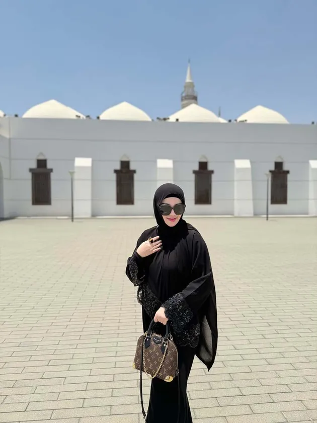 Fitri Carlina di masjid Qishas