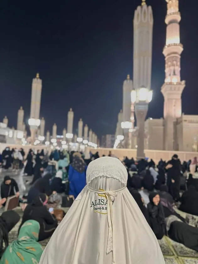 Fitri Carlina umrah saat Ramadan