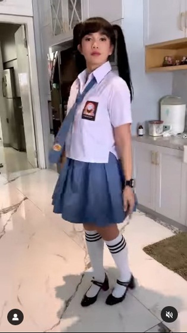 Forever Young! 8 Portraits of Ussy Sulistiawaty Wearing High School Uniform at Her Birthday Party - Her Hairstyle is So Cute