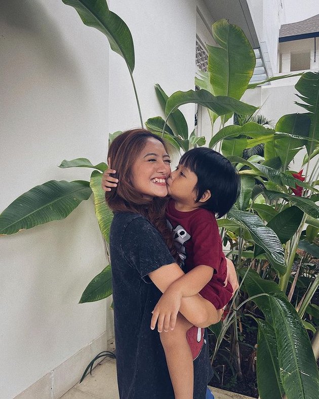 Lewat akun Instagram miliknya, Natalie Zenn sempat mengunggah deretan foto behind the scene keseruan para cast NALURI HATI saat syuting di Bali.