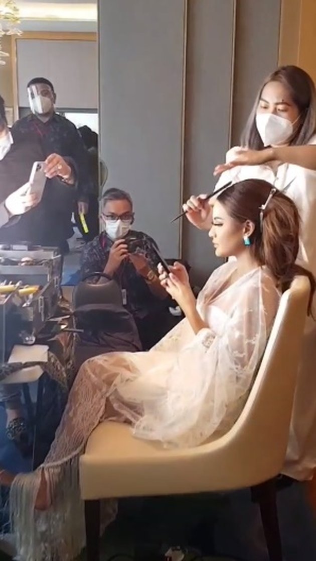Photos of BTS Preparation of Aurel Hermansyah When Getting Makeup Before the Wedding Ceremony, Glowing and Beautiful!