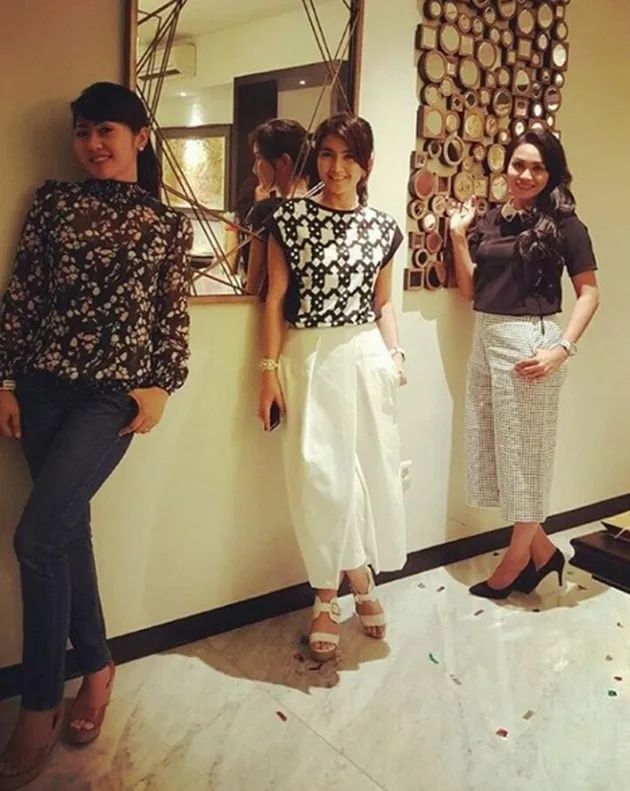 Foto-Foto Bukti Kadek Devi Jadi Ibu Bhayangkari Paling Stylish