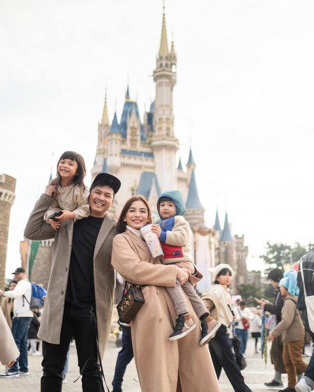 Photos of Chelsea Olivia and Glenn Alinskie Take Their 2 Children on Vacation to Tokyo Disneyland
