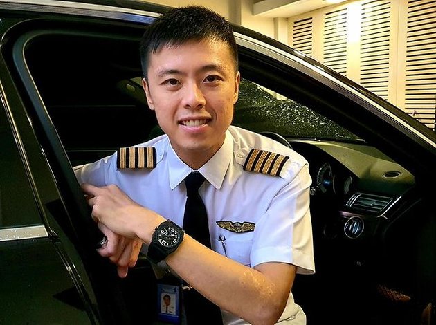 Photos of Captain Vincent Raditya Wearing Pilot Uniform, Often Collaborating and Taking Photos with Celebrities