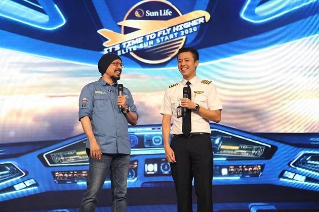 Photos of Captain Vincent Raditya Wearing Pilot Uniform, Often Collaborating and Taking Photos with Celebrities