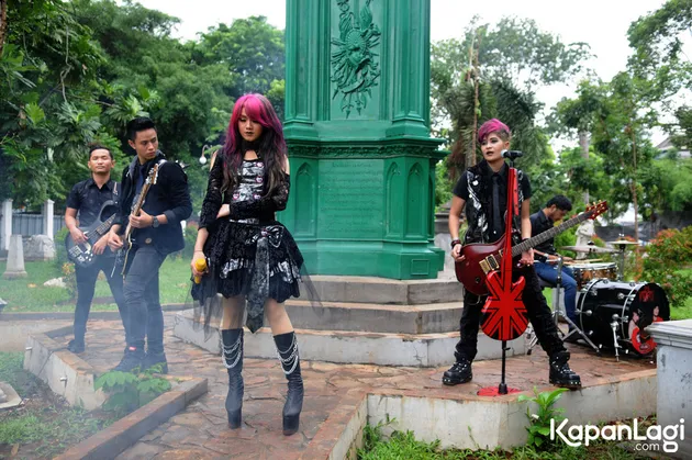 Kabar gembira untuk Virginity. Karena pada Sabtu (23/1) kemarin, duo The Virgin akhirnya syuting klip untuk lagu mereka, Bungkam.