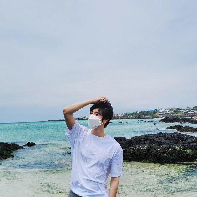 Photos of Handsome Jin BTS on a Relaxing Vacation in Jeju Island, Showing off Strong Back!