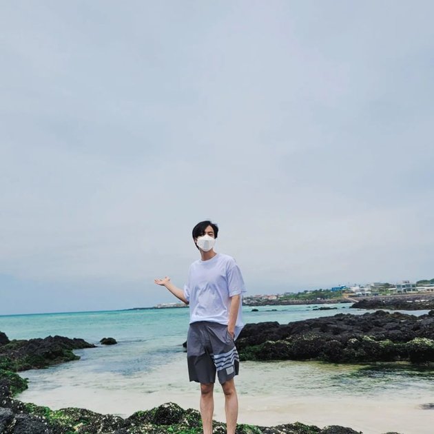 Photos of Handsome Jin BTS on a Relaxing Vacation in Jeju Island, Showing off Strong Back!
