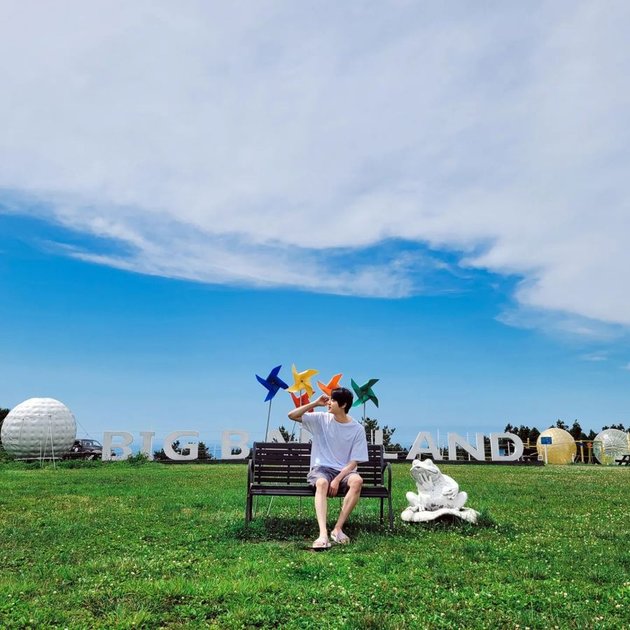 Photos of Handsome Jin BTS on a Relaxing Vacation in Jeju Island, Showing off Strong Back!