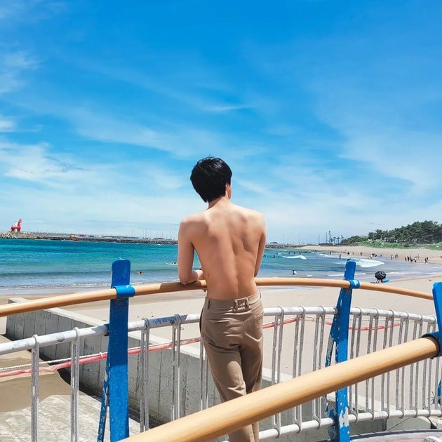 Photos of Handsome Jin BTS on a Relaxing Vacation in Jeju Island, Showing off Strong Back!