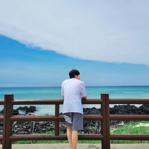 Photos of Handsome Jin BTS on a Relaxing Vacation in Jeju Island, Showing off Strong Back!