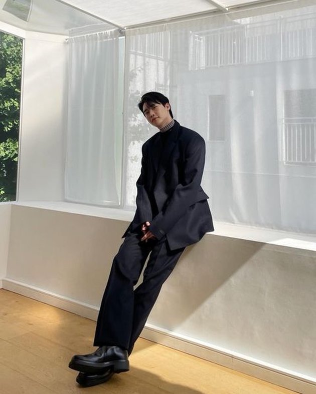 Lewat postingan Instagram terbarunya, Lee Jong Suk mengunggah foto dirinya dalam balutan setelan outfit warna hitam. Kedua kaki jenjangnya langsung jadi sorotan!