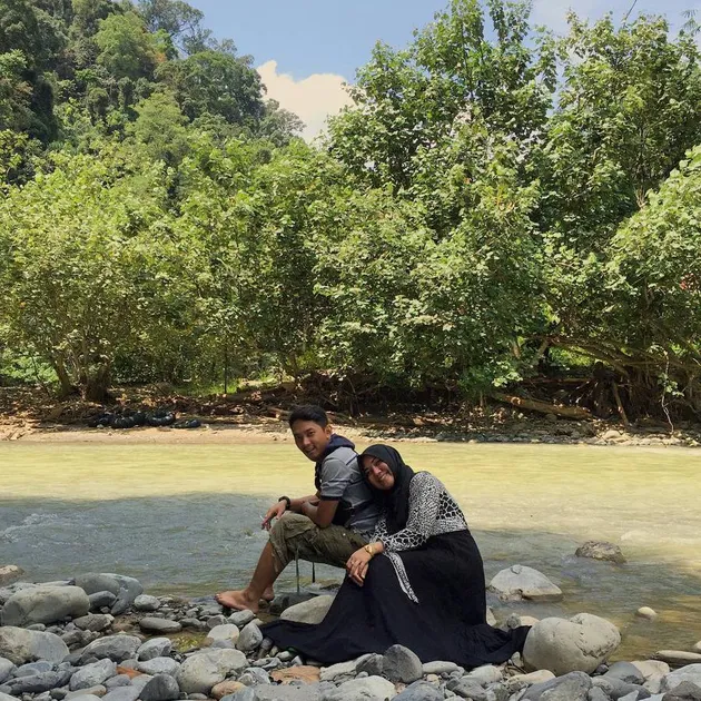 FOTO-FOTO HANGAT SULIS ' YAA THOYBAH' & SUAMI, MESRA TETAP 
