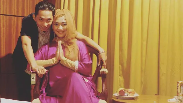 Foto Mesra Sulis &amp; Suami