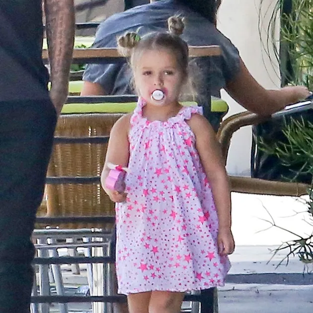 Harper Beckham Pakai Dot Bayi
