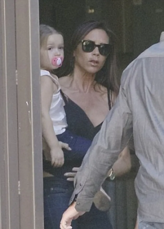 Harper Beckham Pakai Dot Bayi