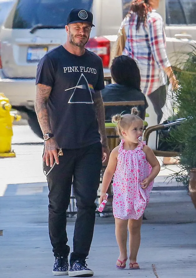 Harper Beckham Pakai Dot Bayi