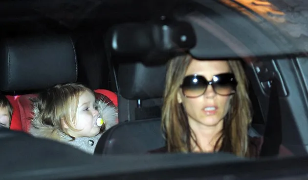 Harper Beckham Pakai Dot Bayi