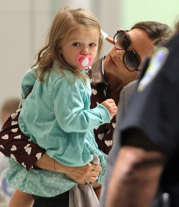Harper Beckham Pakai Dot Bayi