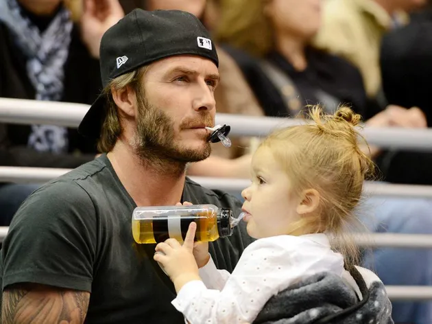 Harper Beckham Pakai Dot Bayi