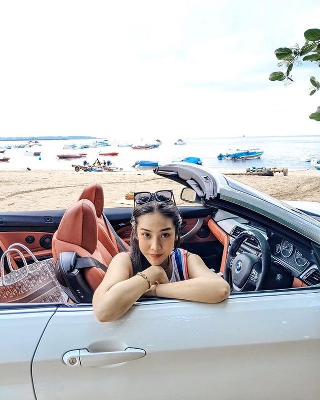 Hot Photos of Anya Geraldine's Vacation in Bali, Showing off Body Goals Until Falling off a Bike