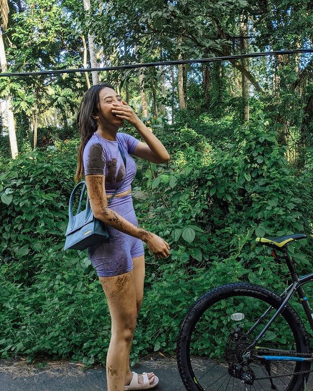 Hot Photos of Anya Geraldine's Vacation in Bali, Showing off Body Goals Until Falling off a Bike