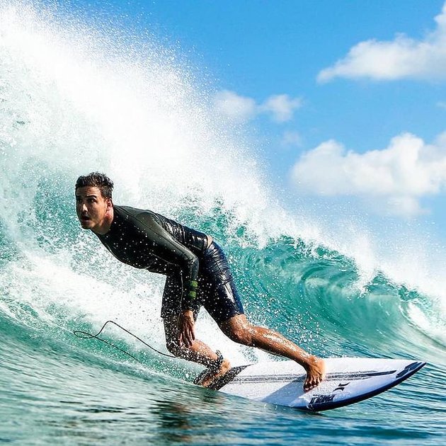 Aktor ganteng Hamish Daud memang paling suka aktivitas extreme. Kalau sedang liburan di pantai, ayah satu anak ini akan lakukan surfing!