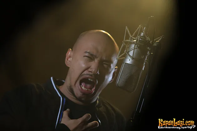 Meski musiknya lebih nge-rock, tapi cerita lagu ini cukup menyedihkan, yakni tentang seseorang yang tengah patah hati.