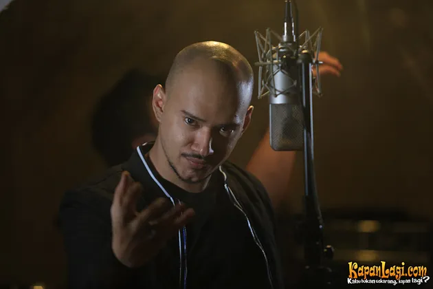 Meski beradegan penuh amarah dan kesedihan, pesona ganteng Husein tetap terpampang nyata bukan?