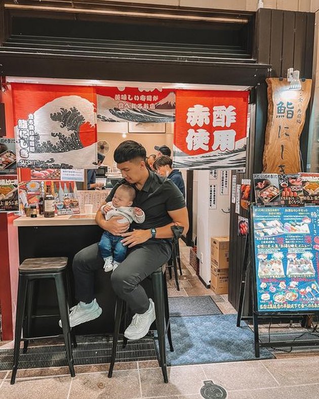 Photos of Indra Priawan Looking Hot Daddy While on Vacation in Japan, Nikita Willy's Husband Looks Handsome While Carrying Their Child