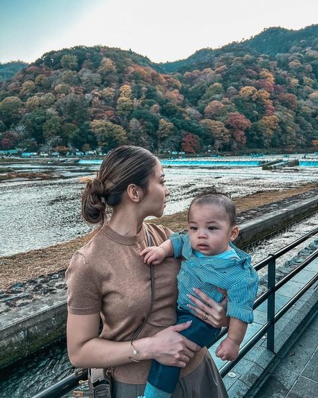 Photos of Indra Priawan Looking Hot Daddy While on Vacation in Japan, Nikita Willy's Husband Looks Handsome While Carrying Their Child