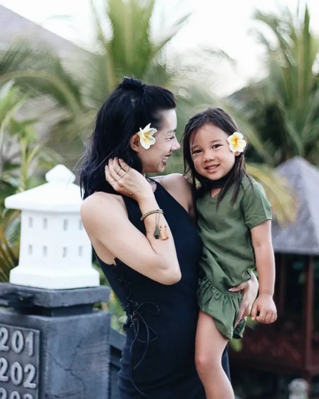 Jennifer Bachdim liburan di Bali