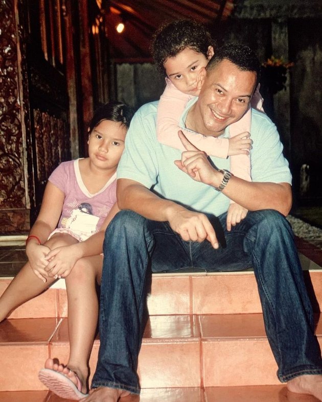 Aaliyah dan Azwa masih kecil. Sayang banget dengan almarhum ayahnya, Aaliyah memeluk Adjie Massaid dari belakang.
