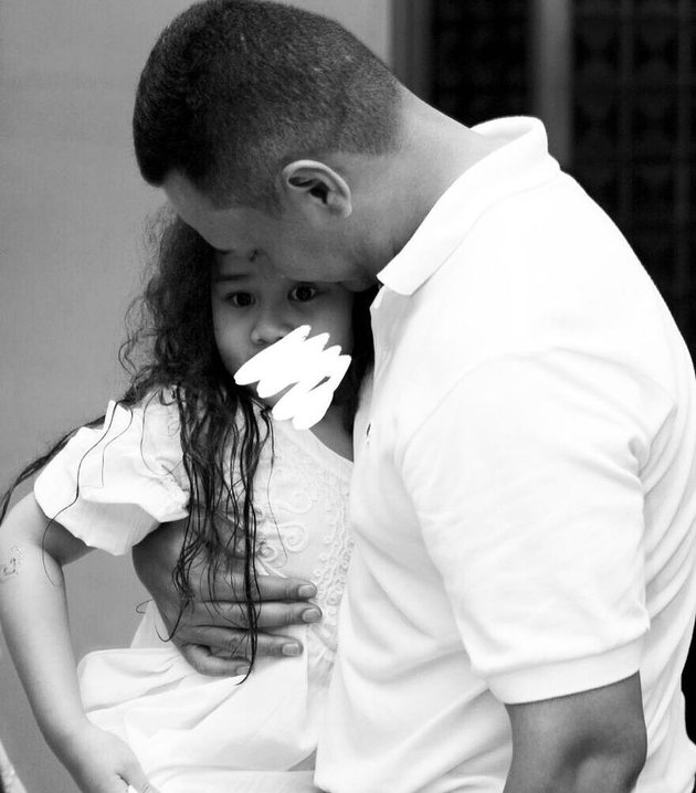 Photos of Aaliyah Massaid with the late Adjie Massaid, Kiss and Carry as a Form of Father and Daughter's Love