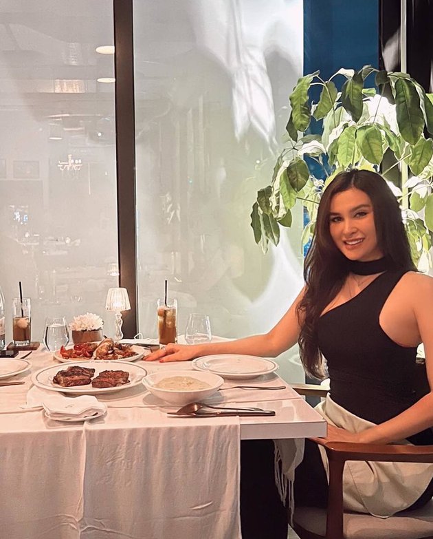 Photos of Kevin Aprilio Celebrating 2nd Anniversary, Romantic Dinner at Luxury Restaurant - Body Goals Vicy Melanie Highlighted