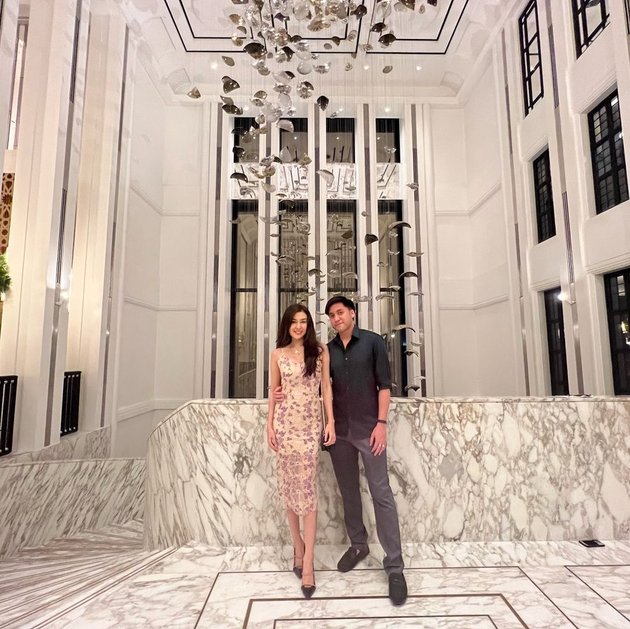 Photos of Kevin Aprilio Celebrating 2nd Anniversary, Romantic Dinner at Luxury Restaurant - Body Goals Vicy Melanie Highlighted