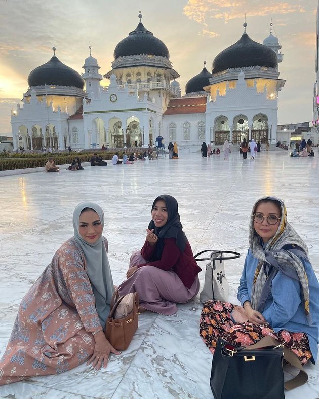 Photos of Krisdayanti Wearing Hijab When Visiting Aceh, Her Fashion Style Criticized by Netizens