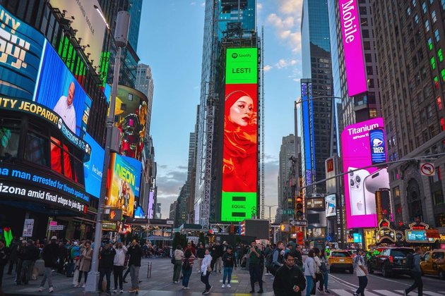 Photos of Lesti Kejora in Times Square New York, Becoming the First Young Dangdut Singer to Appear