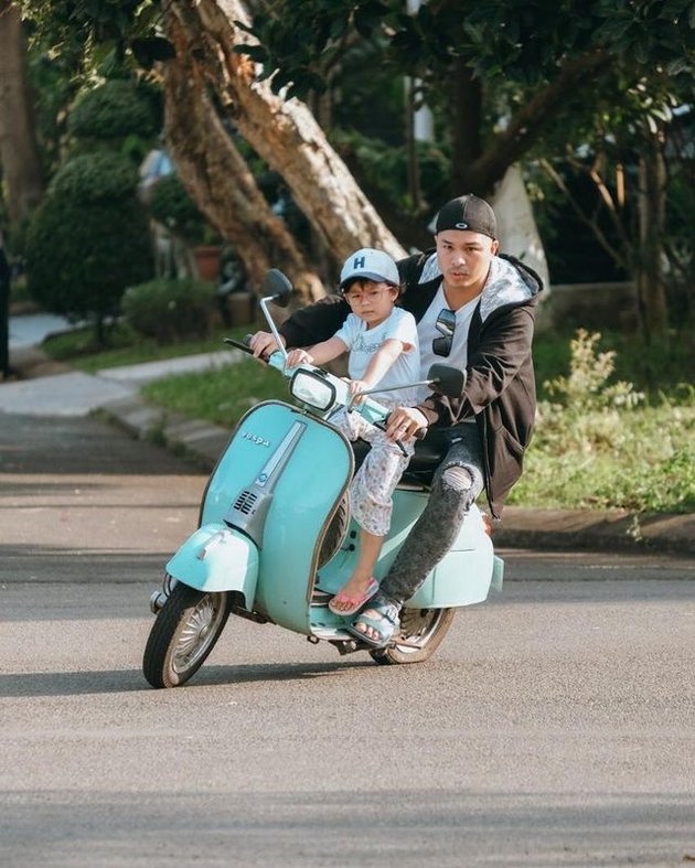 Sweet Photos of Glenn Alinskie Inviting Nastusha to Ride a Motorcycle, Strolling in the Complex Using Classic Vespa to Moge