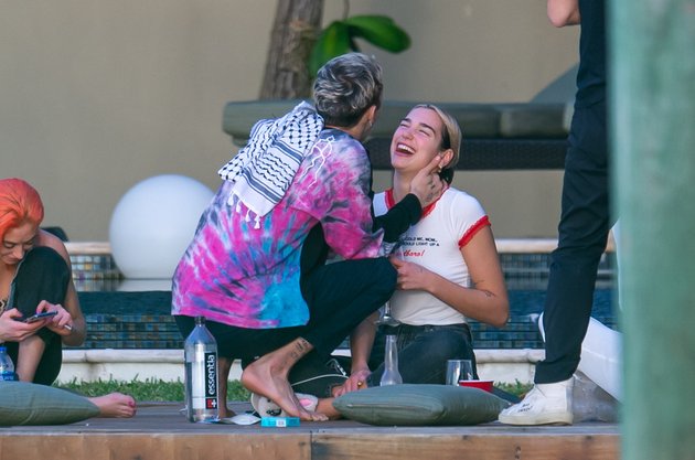 Intimate Photos of Anwar Hadid & Dua Lipa in Miami, Sharing Affectionate Kisses - Cuddling Like Honeymooners