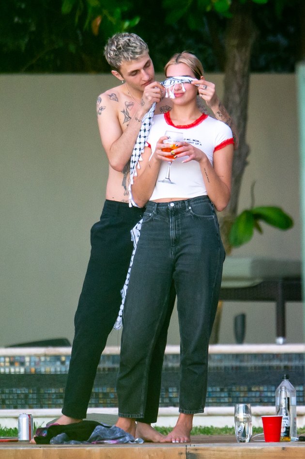 Intimate Photos of Anwar Hadid & Dua Lipa in Miami, Sharing Affectionate Kisses - Cuddling Like Honeymooners